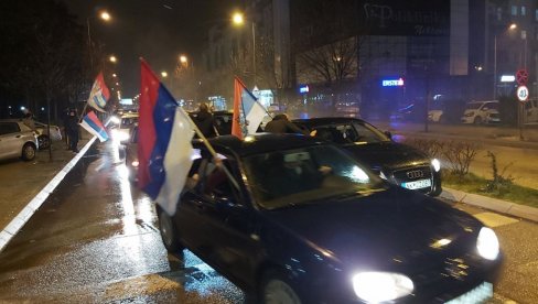 NAPADNUTI AKTIVISTI KOALICIJE ZA BUDUĆNOST NIKŠIĆA: DPS-ovci prvo šakom pa kamenom udarili Krulanovića! NAPADNUTI AKTIVISTI KOALICIJE ZA BUDUĆNOST NIKŠIĆA: DPS-ovci prvo šakom pa kamenom udarili Krulanovića!