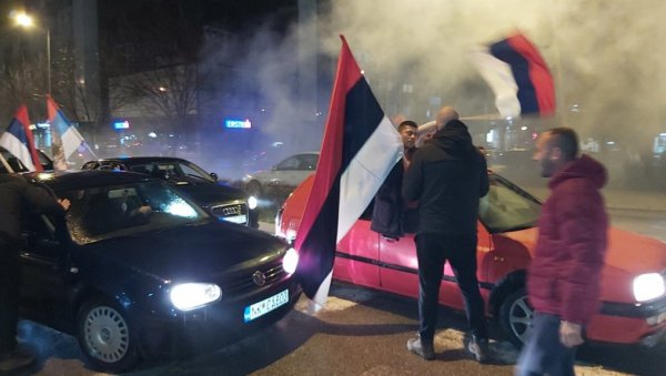 ОВАКО СЕ СИНОЋ СЛАВИЛО У НИКШИЋУ: Спектакл под Требјесом у част велике победе, последњи ударац за Милов режим (ФОТО/ВИДЕО) ОВАКО СЕ СИНОЋ СЛАВИЛО У НИКШИЋУ: Спектакл под Требјесом у част велике победе, последњи ударац за Милов режим (ФОТО/ВИДЕО)