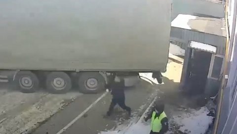 ИЗБЕГАО СМРТ ЗА ДЛАКУ: Камион без возача кренуо у рикверц ИЗБЕГАО СМРТ ЗА ДЛАКУ: Камион без возача кренуо у рикверц