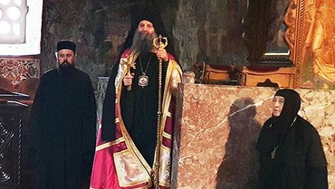 ПАТРИЈАРХ ПОРФИРИЈЕ СТИГАО У ПЕЋКУ ПАТРИЈАРШИЈУ: Поклонио се чудотворној икони ПАТРИЈАРХ ПОРФИРИЈЕ СТИГАО У ПЕЋКУ ПАТРИЈАРШИЈУ: Поклонио се чудотворној икони