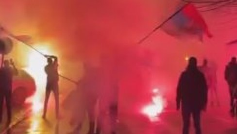 NIKŠIĆ JE PROKLJUČAO: Pogledajte 20 minuta čiste radosti zbog Milovog pada! (VIDEO) NIKŠIĆ JE PROKLJUČAO: Pogledajte 20 minuta čiste radosti zbog Milovog pada! (VIDEO)