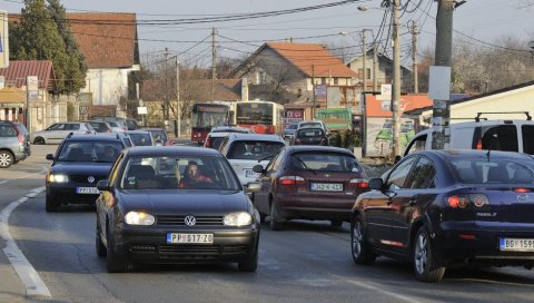 ПРОШИРЕЊЕ ПУТА ЈЕДИНИ СПАС: Свакодневне гужве на раскрсници Смедеревског пута и Улице Нине Кирсанове ПРОШИРЕЊЕ ПУТА ЈЕДИНИ СПАС: Свакодневне гужве на раскрсници Смедеревског пута и Улице Нине Кирсанове