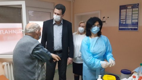 ВАКЦИНАЦИЈА У ШАПЦУ: Вакцина има довољно, грађани да се не опуштају ВАКЦИНАЦИЈА У ШАПЦУ: Вакцина има довољно, грађани да се не опуштају