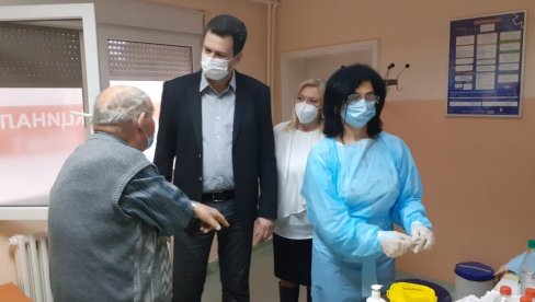 VAKCINACIJA U ŠAPCU: Vakcina ima dovoljno, građani da se ne opuštaju VAKCINACIJA U ŠAPCU: Vakcina ima dovoljno, građani da se ne opuštaju