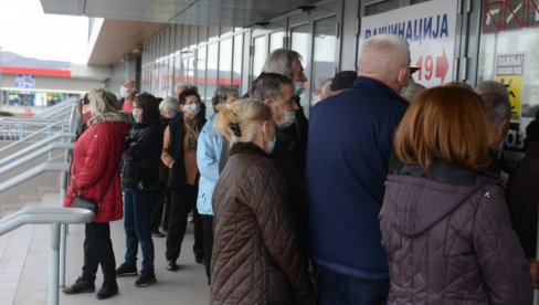 DRUGU DOZU PRIMILO 12.828 GRAĐANA: Imunizacija stanovništva na vakcinalnim punktovima u Kraljevu (FOTO) DRUGU DOZU PRIMILO 12.828 GRAĐANA: Imunizacija stanovništva na vakcinalnim punktovima u Kraljevu (FOTO)