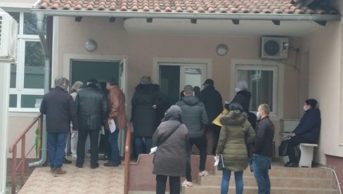 VIŠE OD POLOVINE ZARAŽENIH TESTOVA: U Paraćinu i dalje loša epidemiološka slika, u nedelju otkrivena 51 osoba pozitivna na koronu VIŠE OD POLOVINE ZARAŽENIH TESTOVA: U Paraćinu i dalje loša epidemiološka slika, u nedelju otkrivena 51 osoba pozitivna na koronu