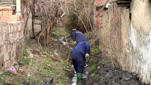 РЕШАВАЈУ ПРОБЛЕМ АТМОСФЕРСКИХ ВОДА: Вршачки комуналци темељно чисте канал „Галамбош“ РЕШАВАЈУ ПРОБЛЕМ АТМОСФЕРСКИХ ВОДА: Вршачки комуналци темељно чисте канал „Галамбош“
