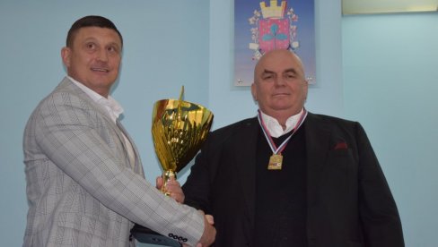 KABLOVI ODUVALI 70 SVEĆICA: Palma i Kačar dobili priznanja KABLOVI ODUVALI 70 SVEĆICA: Palma i Kačar dobili priznanja