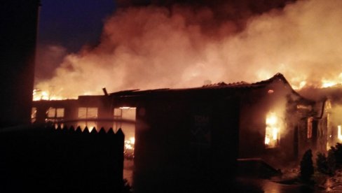 SITUACIJA U PANČEVU POD KONTROLOM: Na terenu i specijalne ekipe - uzrok vatrene stihije nepoznat (FOTO) SITUACIJA U PANČEVU POD KONTROLOM: Na terenu i specijalne ekipe - uzrok vatrene stihije nepoznat (FOTO)