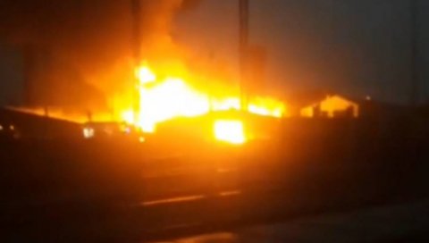 СТРАШАН СНИМАК ПОЖАРА У ПАНЧЕВУ: Ватрогасци се боре са ватреном стихијом- пролазници снимили стравичан призор (ФОТО/ВИДЕО) СТРАШАН СНИМАК ПОЖАРА У ПАНЧЕВУ: Ватрогасци се боре са ватреном стихијом- пролазници снимили стравичан призор (ФОТО/ВИДЕО)