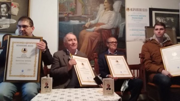 „ПЕЧАТ“ ЧЕТВОРИЦИ ПЕСНИКА: У Сремским Карловцима почели “Пролећни Бранкови дани“ (ФОТО) „ПЕЧАТ“ ЧЕТВОРИЦИ ПЕСНИКА: У Сремским Карловцима почели “Пролећни Бранкови дани“ (ФОТО)