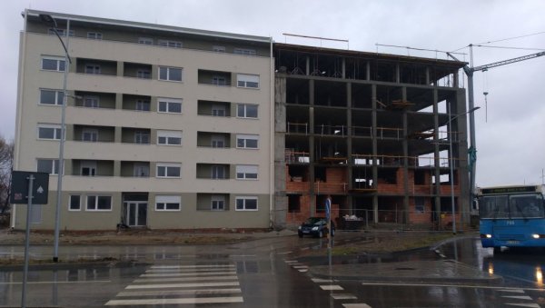СОЦИЈАЛНИ КВАДРАТИ НА РАСПОДЕЛИ: Нови Сад наставља програм стамбене подршке грађанима у Новом насељу СОЦИЈАЛНИ КВАДРАТИ НА РАСПОДЕЛИ: Нови Сад наставља програм стамбене подршке грађанима у Новом насељу