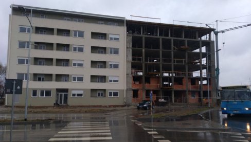 СОЦИЈАЛНИ КВАДРАТИ НА РАСПОДЕЛИ: Нови Сад наставља програм стамбене подршке грађанима у Новом насељу СОЦИЈАЛНИ КВАДРАТИ НА РАСПОДЕЛИ: Нови Сад наставља програм стамбене подршке грађанима у Новом насељу
