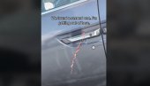 АКО ВИДИТЕ ЖИЦУ НА БРАВИ, НЕ ПРИЛАЗИТЕ КОЛИМА: Жена објавила снимак упозорења! (ВИДЕО) АКО ВИДИТЕ ЖИЦУ НА БРАВИ, НЕ ПРИЛАЗИТЕ КОЛИМА: Жена објавила снимак упозорења! (ВИДЕО)