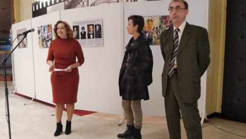 ГАЛЕРИЈА ОБОЈЕНА СВЕТЛОСТ: У Пожаревцу отворена изложба колажа насталих током пандемије ГАЛЕРИЈА ОБОЈЕНА СВЕТЛОСТ: У Пожаревцу отворена изложба колажа насталих током пандемије