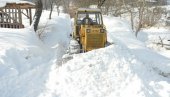 IZOLOVANI OD SVETA: Sneg ne prestaje da pada u Crnoj Travi, nanosi i do tri metra IZOLOVANI OD SVETA: Sneg ne prestaje da pada u Crnoj Travi, nanosi i do tri metra