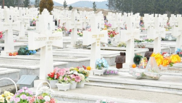 ОБЕЛЕЖЕНО ЧЕТВРТ ВЕКА ОД ЕГЗОДУСА 120.000 СРБА ИЗ САРАЈЕВА: Они су поднели највећу жртву стварања Српске! (ФОТО) ОБЕЛЕЖЕНО ЧЕТВРТ ВЕКА ОД ЕГЗОДУСА 120.000 СРБА ИЗ САРАЈЕВА: Они су поднели највећу жртву стварања Српске! (ФОТО)