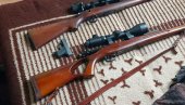 ПОЛИЦИЈА ЗАПЛЕНИЛА ИЛЕГАЛНО ОРУЖЈЕ: Ухапшен младић из околине Владимираца ПОЛИЦИЈА ЗАПЛЕНИЛА ИЛЕГАЛНО ОРУЖЈЕ: Ухапшен младић из околине Владимираца