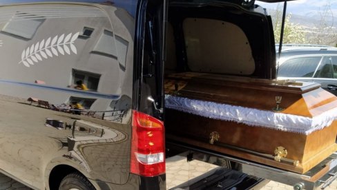 ПОГРЕБНА КОЛА ДОБИЛА КАЗНУ ЗБОГ ПАРКИРАЊА: Превозили посмртне остатке хероја на војној сахрани ПОГРЕБНА КОЛА ДОБИЛА КАЗНУ ЗБОГ ПАРКИРАЊА: Превозили посмртне остатке хероја на војној сахрани