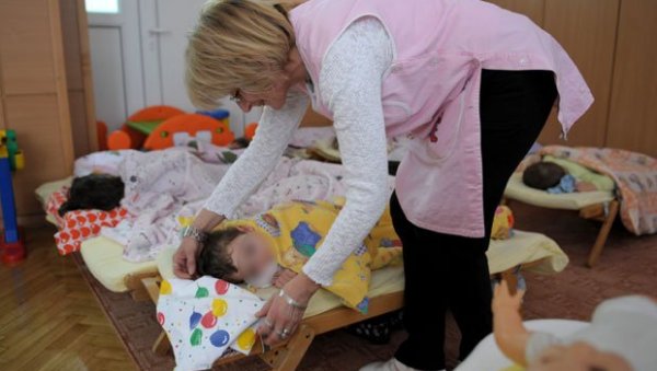 ВАСПИТАЧИЦАМА И ДО 1.000 ЕВРА: Запосленима у предшколским установама стижу повишице ВАСПИТАЧИЦАМА И ДО 1.000 ЕВРА: Запосленима у предшколским установама стижу повишице