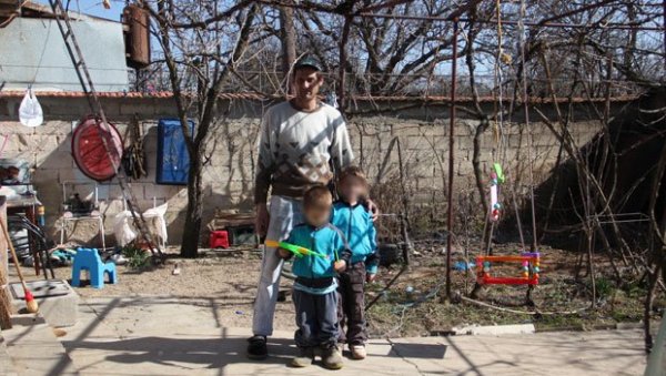 САМО ДА НАМ СЕ ЈОВАНА ИЗЛЕЧИ: Тасићи из Кршевице код Бујановца живе у немаштини САМО ДА НАМ СЕ ЈОВАНА ИЗЛЕЧИ: Тасићи из Кршевице код Бујановца живе у немаштини