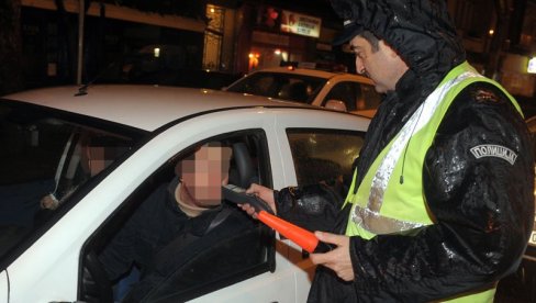 ЗА ВОЛАНОМ ПИЈАНИ И ДРОГИРАНИ: Током прошле недеље полиција широм Србије из саобраћаја искључила 50 возача ЗА ВОЛАНОМ ПИЈАНИ И ДРОГИРАНИ: Током прошле недеље полиција широм Србије из саобраћаја искључила 50 возача
