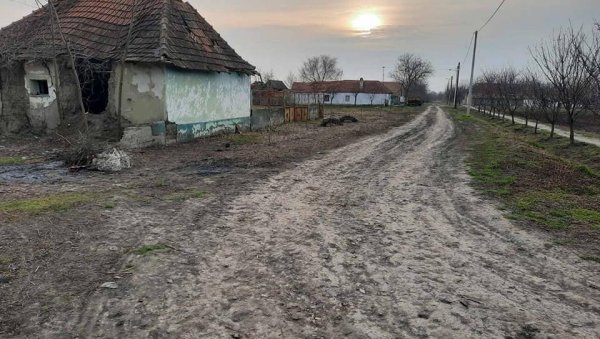 БЛАТО ДО КОЛЕНА У 21. ВЕКУ: Муке мештана села Хетин, у општини Житиште, више од четири деценије чекају асфалтирање улица (ФОТО) БЛАТО ДО КОЛЕНА У 21. ВЕКУ: Муке мештана села Хетин, у општини Житиште, више од четири деценије чекају асфалтирање улица (ФОТО)