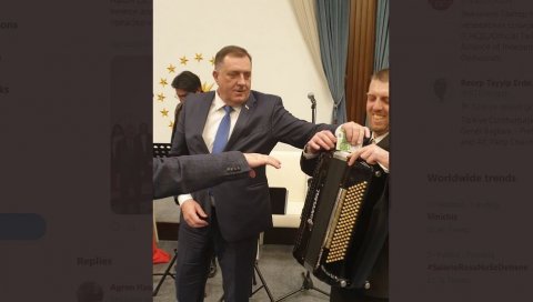 МАЛО СЕ ОПУСТИЛИ: Додик и Ердоган на свечаној вечери, уз песму частили музичаре (ФОТО) МАЛО СЕ ОПУСТИЛИ: Додик и Ердоган на свечаној вечери, уз песму частили музичаре (ФОТО)