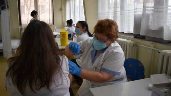 НОВИ НАЧИНИ ПРИЈАВЉИВАЊА ЗА ВАКЦИНУ: Грађани Кикинде могу доћи на шалтер или позвати ове бројеве телефона НОВИ НАЧИНИ ПРИЈАВЉИВАЊА ЗА ВАКЦИНУ: Грађани Кикинде могу доћи на шалтер или позвати ове бројеве телефона