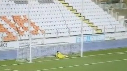 NEVEROVATAN GOL U SERIJI B: Ovakav pogodak se ne viđa često, igrač Kremonezea sa svoje polovine presudio rivalu (VIDEO) NEVEROVATAN GOL U SERIJI B: Ovakav pogodak se ne viđa često, igrač Kremonezea sa svoje polovine presudio rivalu (VIDEO)