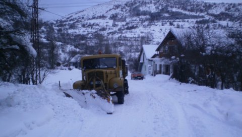 ВАТРОГАСЦИ СПАСИЛИ ЗАВЕЈАНЕ ОСОБЕ: У месту Дабића пољане два путника са комби возилом била под снегом ВАТРОГАСЦИ СПАСИЛИ ЗАВЕЈАНЕ ОСОБЕ: У месту Дабића пољане два путника са комби возилом била под снегом