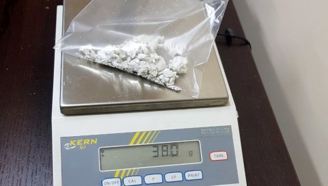 КРОЗ ПРОЗОР ПРОСИПАО ДРОГУ? Ухапшен мушкарац из Чачка у оквиру акције Гнев КРОЗ ПРОЗОР ПРОСИПАО ДРОГУ? Ухапшен мушкарац из Чачка у оквиру акције Гнев