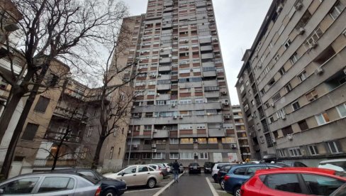 PRVE SLIKE SA MESTA NESREĆE: Devojka pala na automobil sa 20. sprata , komšije tvrde - pokušaj samoubistva (FOTO) PRVE SLIKE SA MESTA NESREĆE: Devojka pala na automobil sa 20. sprata , komšije tvrde - pokušaj samoubistva (FOTO)