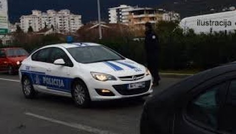 ДВА ПУТА ПРОШАО КРОЗ ЦРВЕНО И ОМАЛОВАЖАО ПОЛИЦАЈЦА: Деветанестогодишњаку из Будве изречена новчана казна од скоро 1.000 евра ДВА ПУТА ПРОШАО КРОЗ ЦРВЕНО И ОМАЛОВАЖАО ПОЛИЦАЈЦА: Деветанестогодишњаку из Будве изречена новчана казна од скоро 1.000 евра