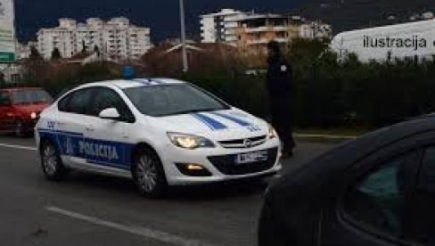 ДВА ПУТА ПРОШАО КРОЗ ЦРВЕНО И ОМАЛОВАЖАО ПОЛИЦАЈЦА: Деветанестогодишњаку из Будве изречена новчана казна од скоро 1.000 евра ДВА ПУТА ПРОШАО КРОЗ ЦРВЕНО И ОМАЛОВАЖАО ПОЛИЦАЈЦА: Деветанестогодишњаку из Будве изречена новчана казна од скоро 1.000 евра