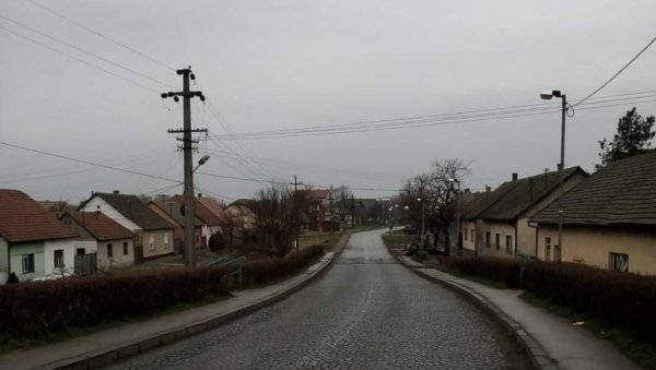 ДОМОВИ ЗА ИЗБЕГЛИЦЕ УПОЛА ЦЕНЕ: У новој згради у Врбасу биће збринуто 14 породица пристиглих пре 26 година из Хрватске и БиХ ДОМОВИ ЗА ИЗБЕГЛИЦЕ УПОЛА ЦЕНЕ: У новој згради у Врбасу биће збринуто 14 породица пристиглих пре 26 година из Хрватске и БиХ