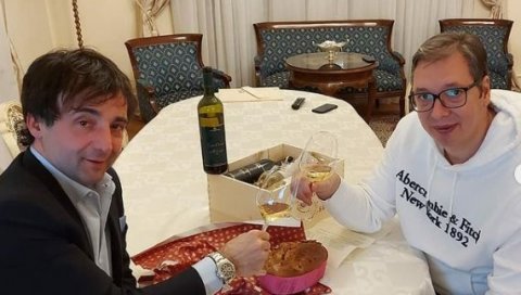 ВУЧИЋ ДОБИО ПОСЕБАН ПОКЛОН: Председник објавио фотографије специјалног колача који је лично умесио шеф Томаж Кавчић (ФОТО) ВУЧИЋ ДОБИО ПОСЕБАН ПОКЛОН: Председник објавио фотографије специјалног колача који је лично умесио шеф Томаж Кавчић (ФОТО)