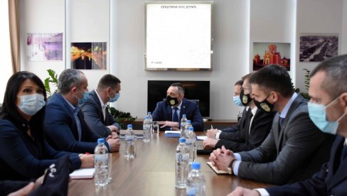 KAKO UMANJITI POSLEDICE POPLAVA: Ministar Vulin sa članovima Štaba za vanredne situacije opštine Kosjerić (FOTO) KAKO UMANJITI POSLEDICE POPLAVA: Ministar Vulin sa članovima Štaba za vanredne situacije opštine Kosjerić (FOTO)