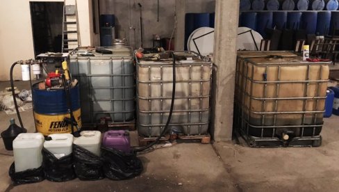 ПОЛИЦИЈА РАЗБИЛА ИЛЕГАЛНО СКЛАДИШТЕ НАФТЕ: Пронађено 1.700 литара црног злата и пратећа опрема, кривична пријава за мушкарца (ФОТО) ПОЛИЦИЈА РАЗБИЛА ИЛЕГАЛНО СКЛАДИШТЕ НАФТЕ: Пронађено 1.700 литара црног злата и пратећа опрема, кривична пријава за мушкарца (ФОТО)