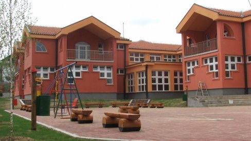 ZATVOREN JOŠ JEDAN VRTIĆ U VRANJU: Zaposleni i mališani u izolaciji ZATVOREN JOŠ JEDAN VRTIĆ U VRANJU: Zaposleni i mališani u izolaciji