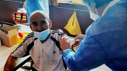 ПОЧЕЛА ИМУНИЗАЦИЈА У МОДРИЧИ: Вакцинисани запослени и корисници старачких домова (ФОТО) ПОЧЕЛА ИМУНИЗАЦИЈА У МОДРИЧИ: Вакцинисани запослени и корисници старачких домова (ФОТО)