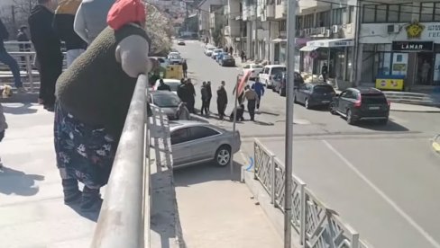 (УЗНЕМИРУЈУЋИ ВИДЕО) ХОРОР У ЦЕНТРУ СТРУМИЦЕ: Група насилника претукла човека наочиглед пролазника (УЗНЕМИРУЈУЋИ ВИДЕО) ХОРОР У ЦЕНТРУ СТРУМИЦЕ: Група насилника претукла човека наочиглед пролазника