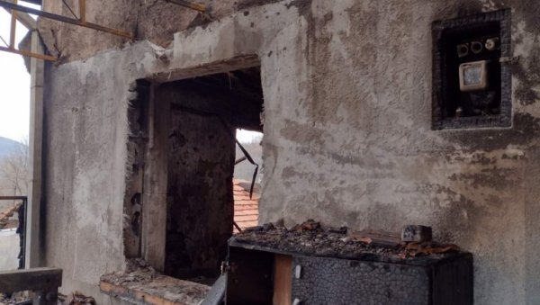 ТУГА И НЕВЕРИЦА У ПИРОТСКОМ СЕЛУ: Изгорела тек обновљена кућа породице Пенчић, осмочлана породица без крова над главом (ФОТО) ТУГА И НЕВЕРИЦА У ПИРОТСКОМ СЕЛУ: Изгорела тек обновљена кућа породице Пенчић, осмочлана породица без крова над главом (ФОТО)