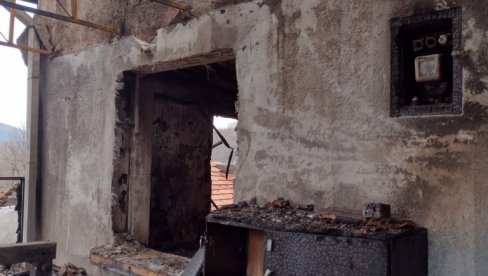 ТУГА И НЕВЕРИЦА У ПИРОТСКОМ СЕЛУ: Изгорела тек обновљена кућа породице Пенчић, осмочлана породица без крова над главом (ФОТО) ТУГА И НЕВЕРИЦА У ПИРОТСКОМ СЕЛУ: Изгорела тек обновљена кућа породице Пенчић, осмочлана породица без крова над главом (ФОТО)