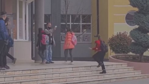 SKANDALOZAN SNIMAK: Pogledajte kako u Prizrenu deci mere temperaturu (VIDEO) SKANDALOZAN SNIMAK: Pogledajte kako u Prizrenu deci mere temperaturu (VIDEO)