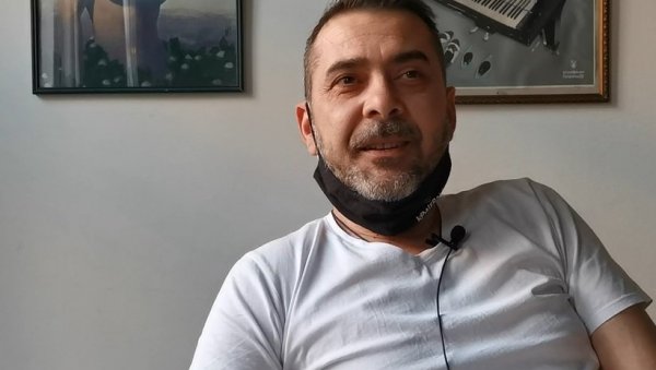 ГЛУМЦИМА ШАПУЋЕ И ИЗ КРЕВЕТА: Један од најбољих суфлера у Србији, Александар Вуковић, већ 24 године ради у театру у Крушевцу ГЛУМЦИМА ШАПУЋЕ И ИЗ КРЕВЕТА: Један од најбољих суфлера у Србији, Александар Вуковић, већ 24 године ради у театру у Крушевцу