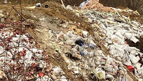 ДЕПОНИЈА ШУТА ПОД ПРОЗОРИМА: Годинама се ствара сметлиште у близини Улице браће Јерковић, инспекција немоћна јер је земљиште приватно ДЕПОНИЈА ШУТА ПОД ПРОЗОРИМА: Годинама се ствара сметлиште у близини Улице браће Јерковић, инспекција немоћна јер је земљиште приватно