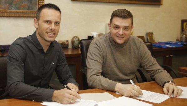 ВАЗУРА НАЈАВИО - ИСПУЊЕНО: Миљеник партизановаца парафирао нови уговор! Стрпљен спашен (ФОТО) ВАЗУРА НАЈАВИО - ИСПУЊЕНО: Миљеник партизановаца парафирао нови уговор! Стрпљен спашен (ФОТО)
