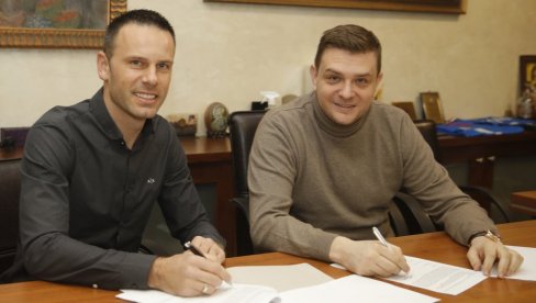 ВАЗУРА НАЈАВИО - ИСПУЊЕНО: Миљеник партизановаца парафирао нови уговор! Стрпљен спашен (ФОТО) ВАЗУРА НАЈАВИО - ИСПУЊЕНО: Миљеник партизановаца парафирао нови уговор! Стрпљен спашен (ФОТО)