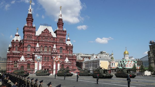 ВЕЧЕРЊА ПРОБА ПАРАДЕ ПОБЕДЕ: Тенкови, хаубице, ракетни системи, бат војничких чизама одзвања Црвеним тргом (ВИДЕО) ВЕЧЕРЊА ПРОБА ПАРАДЕ ПОБЕДЕ: Тенкови, хаубице, ракетни системи, бат војничких чизама одзвања Црвеним тргом (ВИДЕО)